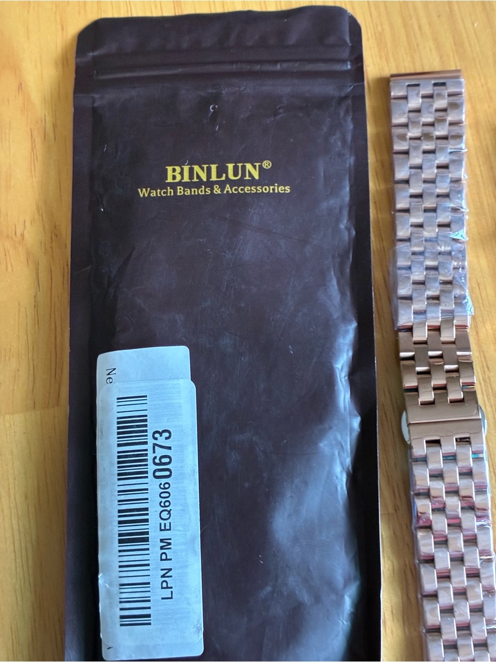 This BINLUN Stainless Steel Watch Band features solid ink construction.